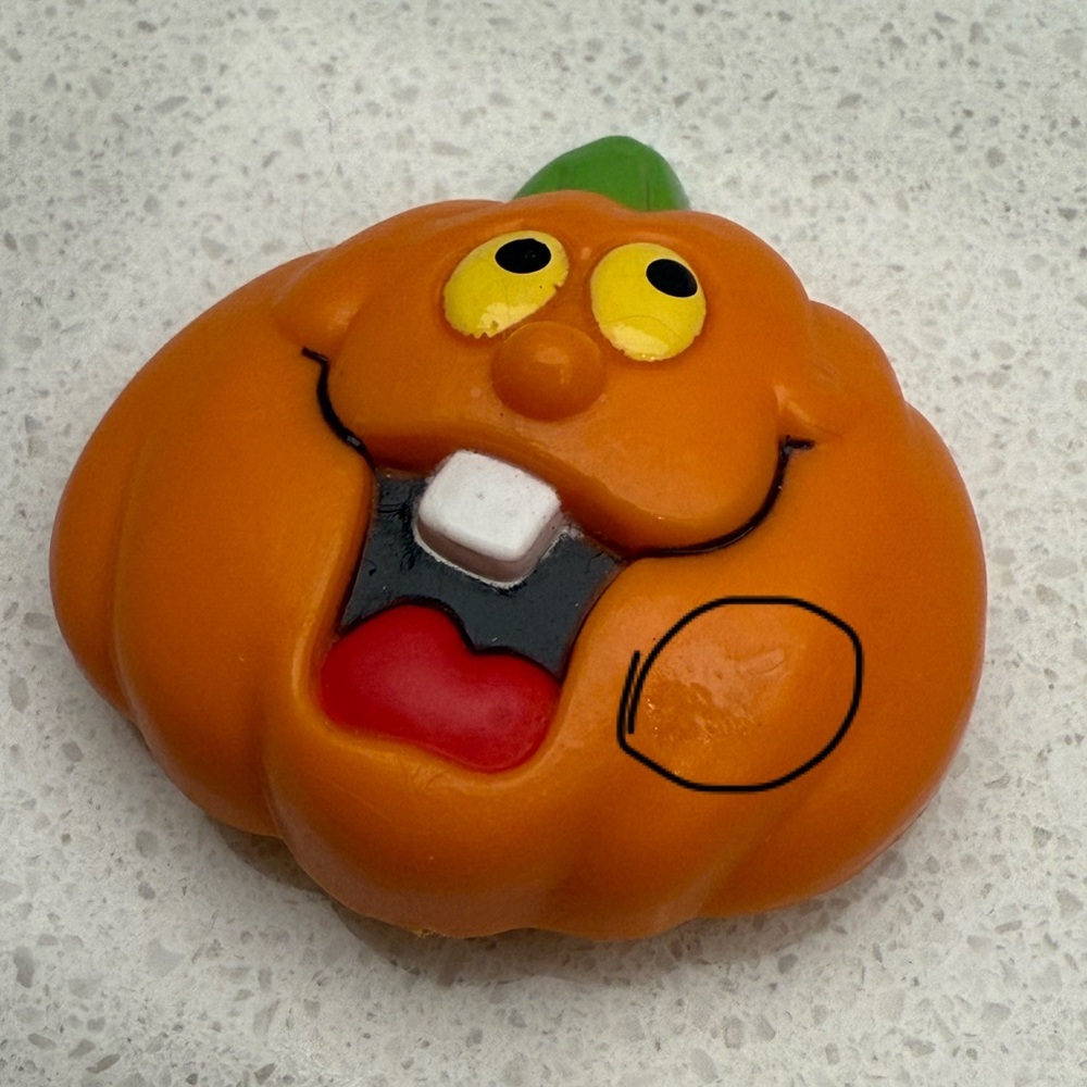 Vintage Jack O' Lantern Brooch Pin Pumpkin Silly Face 1980s Russ Halloween - Picture 6 of 7